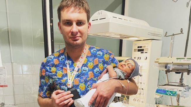 Pediatr v Kyjevě chránil miminko brokovnicí, jeho rodina utekla na Domažlicko